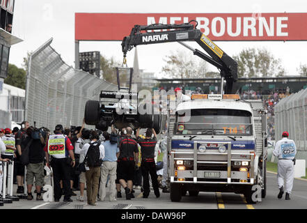 Tirez sur la mécanique de la voiture de course pilote de Formule 1 brésilien Rubens Barrichello de Honda Racing au cours de la deuxième session d'essais pour le Grand Prix d'Australie à l'Albert Park à Melbourne, Australie, le vendredi 16 mars 2007. Barrichello a perdu le contrôle de sa voiture dans le dernier virage, qui sur les obstacles à l'origine du drapeau rouge. Le premier Grand Prix de la 20 Banque D'Images