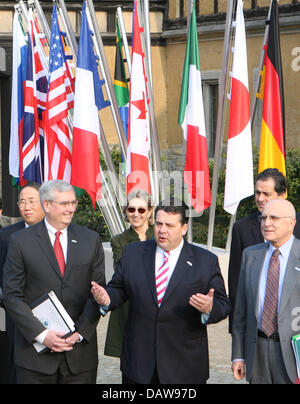 (L-R) Le Ministre chinois de la State Environmental Protection Administration Xie Zhenhua, administrateur de l'US Environmental Protection Agency Stephen L. Johnson, directeur général de l'UICN Julia Marton-Levefre, Ministre allemand de l'Environnement Sigmar Gabriel, ministre mexicain de l'environnement Juan Rafael Elvira Quesada, Commissaire européen pour l'environnement, Stavros Dimas, répondre aux questions de Banque D'Images