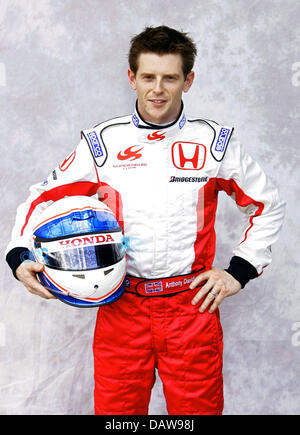 Pilote de Formule 1 britannique Anthony Davidson de Super Aguri F1 pose pour les photographes pendant la session photo officiel pour le Grand Prix d'Australie à l'Albert Park à Melbourne, Australie, le jeudi 15 mars 2007. Le premier Grand Prix de la saison 2007 de Formule 1 aura lieu à Melbourne le dimanche 18 mars. Photo : BERND THISSEN Banque D'Images