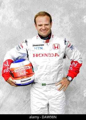 Pilote de Formule 1 brésilien Rubens Barrichello de Honda Racing pose pour les photographes pendant la session photo officiel pour le Grand Prix d'Australie à l'Albert Park à Melbourne, Australie, le jeudi 15 mars 2007. Le premier Grand Prix de la saison 2007 de Formule 1 aura lieu à Melbourne le dimanche 18 mars. Photo : BERND THISSEN Banque D'Images