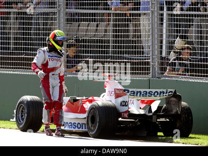 Pilote de Formule 1 allemand Ralf Schumacher de Toyota Racing quitte sa voiture derrière après terminant 8ème le 2007 Formual 1 Grand Prix d'Australie à à l'Albert Park à Melbourne, Australie, le dimanche 18 mars 2007. Photo : ROLAND WEIHRAUCH Banque D'Images