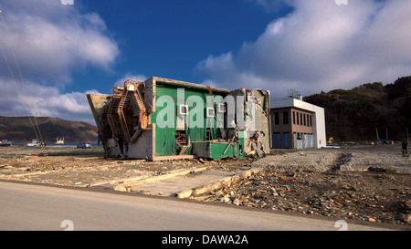 Renversé une maison à l'gravement endommagées et nivelées Onagawa 1 an après le séisme et le tsunami de Tohoku 2011 Banque D'Images