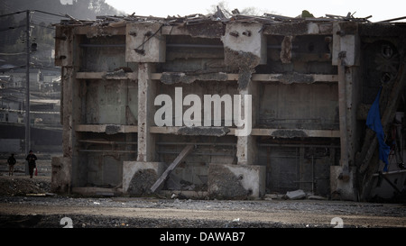 Renversé une maison à l'gravement endommagées et nivelées Onagawa 1 an après le séisme et le tsunami de Tohoku 2011 Banque D'Images