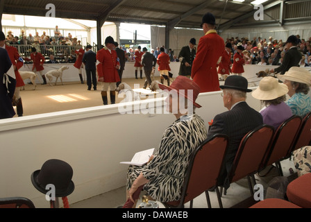 Chapeau de bowler, Festival of Hunting UK. Peterborough Royal Foxhound Show Society. Groupe d'hommes et de femmes de la classe supérieure anglaise qui regardent le jugement se dérouler. Peterborough Angleterre années 2013 2010 HOMER SYKES Banque D'Images