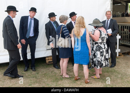 Le personnel de Hunt est également connu sous le nom de domestiques de Hunt portant leurs costumes dark code vestimentaire et portant des chapeaux melon Festival of Hunting UK. Peterborough Royal Foxhound Show Society 2010s 2013 Royaume-Uni HOMER SYKES Banque D'Images