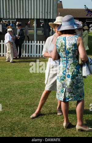 Deux riches femmes élégamment habillées parlant lors d'un événement à la campagne. Peterborough, Cambridgeshire Angleterre. HOMER SYKES des années 2013 2010 Banque D'Images