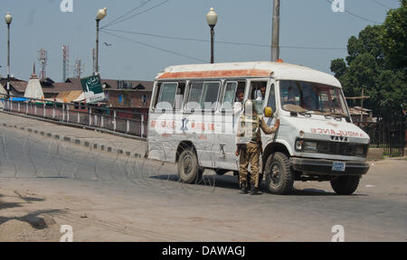 Srinagar, Cachemire indien le 19 juillet 2013. paramillitary indien trooper s'arrête au cours de l'ambulance et un couvre-feu imposé par le gouvernement à Srinagar, Jammu-et-Cachemire, en Inde. Couvre-feu a été imposé au Cachemire après frontière paramilitaires, les forces de sécurité ont tué au moins six personnes dans le district de Ramban à distance . Le FSB troopers aurait tiré sur les personnes qui protestaient contre l'dececration d'un séminaire islamique de Ramban, quelque 200 km de Jammu-et-Cachemire Srinagar, capitale d'été. Credit : yawar nazir kabli/Alamy Live News Banque D'Images
