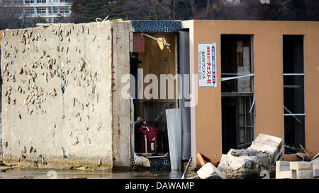 Renversé une maison à l'gravement endommagées et nivelées Onagawa 1 an après le séisme et le tsunami de Tohoku 2011 Banque D'Images