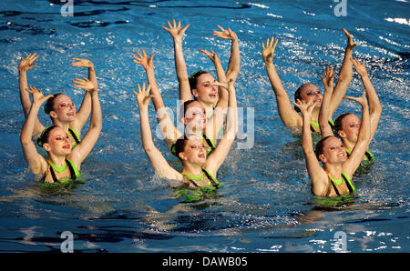 L'équipe féminine de natation synchronisée de présenter leur programme au cours d'une compétition préliminaire aux 12e Championnats du Monde FINA à Melbourne, Australie, le lundi, 19 mars 2007. En 17ème place sur 18 équipes, les femmes allemandes n'a pas réussi à se qualifier. Photo:Gero Breloer Banque D'Images