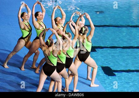 L'équipe féminine de natation synchronisée de présenter leur programme au cours d'une compétition préliminaire aux 12e Championnats du Monde FINA à Melbourne, Australie, le lundi, 19 mars 2007. En 17ème place sur 18 équipes, les femmes allemandes n'a pas réussi à se qualifier. Photo:Gero Breloer Banque D'Images