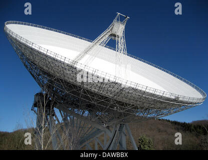 La photo montre le radiotélescope de l'Institut Max Planck pour la radioastronomie dans près de Bad Muenstereifel Effelsberg, Allemagne, lundi, 12 mars 2007. Le diamètre du télescope est autour de 100m. Photo : Franz-Peter Tschauner Banque D'Images