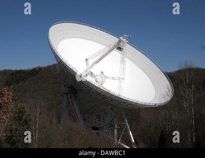 La photo montre le radiotélescope de l'Institut Max Planck pour la radioastronomie dans près de Bad Muenstereifel Effelsberg, Allemagne, lundi, 12 mars 2007. Le diamètre du télescope est autour de 100m. Photo : Franz-Peter Tschauner Banque D'Images