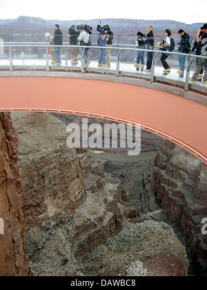 La photo montre invité et les journalistes sur le Grand Canyon Skywalk récemment ouvert dans la réserve des indiens Hualapai (Arizona), USA, mardi, 20 mars 2007. Le "Skywalk" a été inauguré avec des centaines d'invités obtenir une vue fascinante sur le canyon à travers sa galerie en verre. L'augmentation des 1 220 mètres du sol du canyon et 25 mètres au-delà de son bord, le "Skywalk" Banque D'Images