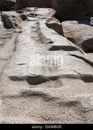 Les marques dans la carrière de l'Obélisque Inachevé Open Air Museum, le nord de carrières, Assouan, Egypte Banque D'Images