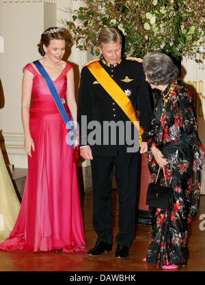 La Princesse Mathilde (L) et du Prince Philippe de Belgique (C) reconnaître à la Reine Fabiola de Belgique (R) au cours d'un dîner de gala pour le Grand Duc de Luxembourg Couple au château de Laeken à Bruxelles, Belgique, 20 mars 2007. Photo : Albert Nieboer (Pays-Bas) Banque D'Images