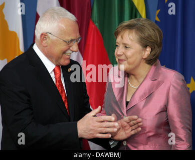 La chancelière allemande Angela Merkel (R) se félicite le président tchèque Vaclav Klaus à la cérémonie à l'orchestre philharmonique de Berlin, samedi, 24 mars 2007. Le 50e anniversaire du Traité de Rome est célébré ce week-end à Berlin. Les chefs d'Etat et de gouvernement se réunissent pour une réunion informelle. Photo : Rainer Jensen Banque D'Images