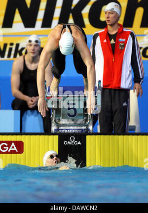 La nageuse allemande Petra Dallmann (haut) prend la relève de son coéquipier Britta Steffen (bas) à l'égard des femmes du 4x200 mètres nage libre Relais lors de la finale aux Championnats du Monde de Natation FINA à Melbourne, Australie, le jeudi, 29 mars 2007. L'Allemagne a terminé jeudi deuxième seulement à l'équipe américaine. Photo : Bernd Thissen Banque D'Images