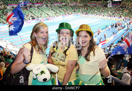 Trois fans australiens cheer avant le 100 mètres nage libre lors des Championnats du Monde de Natation FINA au Rod Laver Arena de Melbourne, Australie, 30 mars 2007. Photo : Gero Breloer Banque D'Images