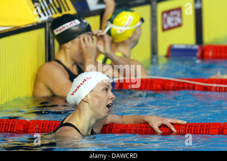 La nageuse allemande Britta Steffen (en bas), US-Américaine Natalie Coughlin et Lisbeth Lenton (haut) regardez le panneau de score après le 100 mètres nage libre lors des Championnats du Monde de Natation FINA à Melbourne, Australie, 30 mars 2007. Lenton remporte la compétition, Steffen est arrivé en troisième place. Photo : Bernd Thissen Banque D'Images