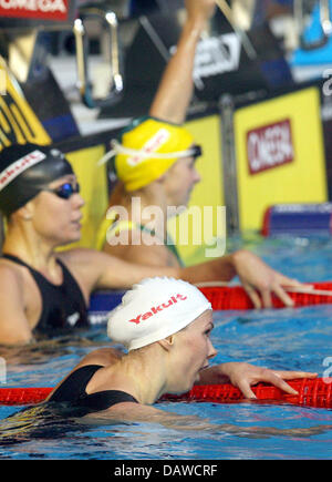 La nageuse allemande Britta Steffen (en bas), US-Américaine Natalie Coughlin et Lisbeth Lenton (haut) regardez le panneau de score après le 100 mètres nage libre lors des Championnats du Monde de Natation FINA à Melbourne, Australie, 30 mars 2007. Lenton remporte la compétition, Steffen est arrivé en troisième place. Photo : Bernd Thissen Banque D'Images
