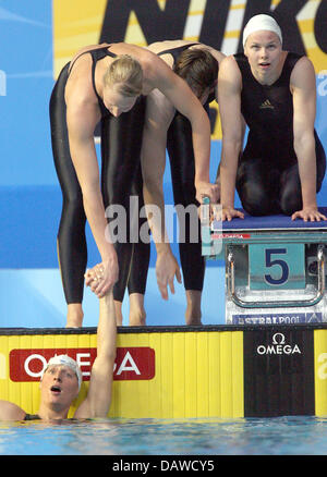Annika Lurz nageur final allemand (en bas) est acclamé par ses coéquipiers (L-R) haut Meike Freitag, Petra Dallmann et Britta Steffen pour conquérir la médaille d'argent au 4x200m relais nage libre du 12e Championnats du Monde FINA à Melbourne, Australie, le jeudi, 29 mars 2007. Photo : Bernd Thissen Banque D'Images