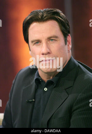 L'acteur américain John Travolta illustré à la ZDF- TV show "Wetten, dass.. ?" (vous avez parié) à l'Arène Rothaus à Freiburg, Allemagne, samedi, 31 mars 2007. Photo : Rolf Haid Banque D'Images