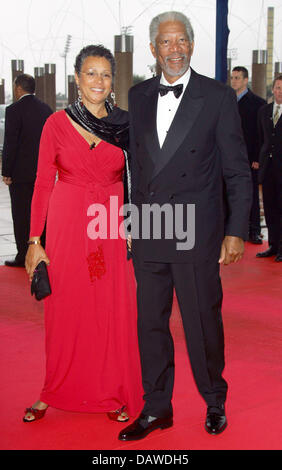 L'acteur américain Morgan Freeman (R) arrive avec son épouse Myrna Colley-Lee pour les Laureus World Sports Award 2007 à Barcelone, Espagne, Monda,y 02 avril 2007. Les Laureus Award honore les athlètes en cours de le monde et est décerné par un jury composé d'anciens athlètes de haut niveau. Photo : Hubert Boesl Banque D'Images