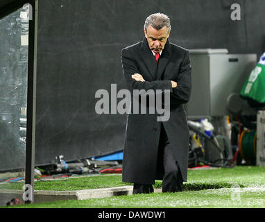 Bayern Munich Ottmar Hitzfeld entraîneur est photographié pendant la quart de finale de la Ligue des Champions Bayern Munich vs Milan à Milan, Italie, le mardi 03 avril 2007. Photo : Matthias Schrader Banque D'Images