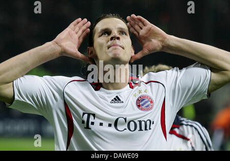 Le Bayern de Munich, Daniel van Buyten cheers après avoir marqué pendant le quart de finale de la Ligue des Champions Bayern Munich vs Milan à Milan, Italie, le mardi 03 avril 2007. Le match s'est terminé dans un 2-2 tie. Photo : Matthias Schrader Banque D'Images