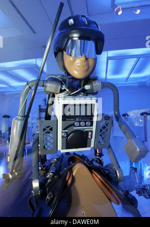 Robot humanoïde robot jockey-K-MEL est exposée dans une salle bleue lors de l'exposition 'Die Roboter kommen ! Mensch - Machines - Kommunikation" au "Museum für Kommunikation" à Berlin, mercredi, 4 avril 2007. Le robot de 15 kg a été développé pour les courses de chameaux, comme enfants jockeys ont été interdits pendant ce temps. L'exposition est présentée du 5 avril au 2 septembre 2007 et présente le passé et le pr Banque D'Images