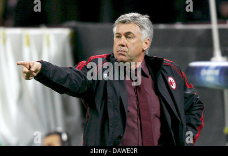 L'entraîneur Carlo Ancelotti Milan gesticule durant la quart de finale de la Ligue des Champions Bayern Munich vs Milan à Milan, Italie, le mardi 03 avril 2007. Le match à égalité 2-2. Photo : Matthias Schrader Banque D'Images