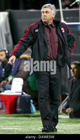 L'entraîneur Carlo Ancelotti Milan gesticule durant la quart de finale de la Ligue des Champions Bayern Munich vs Milan à Milan, Italie, le mardi 03 avril 2007. Le match à égalité 2-2. Photo : Matthias Schrader Banque D'Images