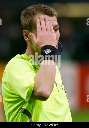 L'arbitre Russe Juri Baskakov touche sa tête pendant la quart de finale de la Ligue des Champions Bayern Munich vs Milan à Milan, Italie, le mardi 03 avril 2007. Le match à égalité 2-2. Photo : Matthias Schrader Banque D'Images