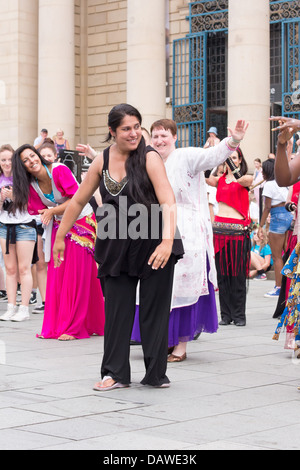 Occasion pour danser à Sheffield, le 13 juillet 2013 Nisha Lall, chorégraphe de la cérémonie d'ouverture Banque D'Images