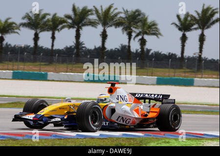 Le pilote italien Giancarlo Fisichella de Renault F1 oriente sa voiture au cours de la deuxième session d'essais à la 2007 Grand Prix de Malaisie de Formule 1 au circuit de Sepang, près de Kuala Lumpur, Malaisie, le vendredi 06 avril 2007. Le Grand Prix de Malaisie de Formule 1 aura lieu au circuit de Sepang, près de Kuala Lumpur le dimanche, 08 avril. Photo : JENS BUETTNER Banque D'Images