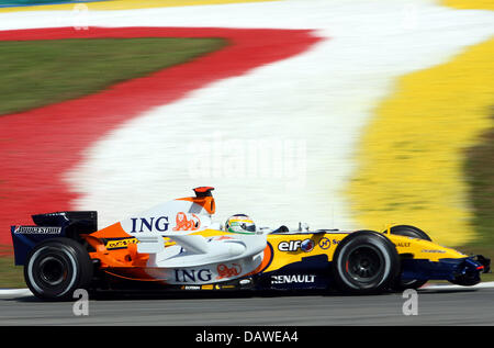 Le pilote italien Giancarlo Fisichella de Renault F1 oriente sa voiture au cours de la deuxième session d'essais à la 2007 Grand Prix de Malaisie de Formule 1 au circuit de Sepang, près de Kuala Lumpur, Malaisie, le vendredi 06 avril 2007. Le Grand Prix de Malaisie de Formule 1 aura lieu au circuit de Sepang, près de Kuala Lumpur le dimanche, 08 avril. Photo : GERO BRELOER Banque D'Images