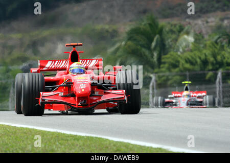 Pilote de Formule 1 brésilien Felipe Massa de la Scuderia Ferrari oriente sa voiture devant McLaren Mercedes Lewis Hamilton durant la deuxième session de la pratique 2007 Grand Prix de Malaisie de Formule 1 au circuit de Sepang, près de Kuala Lumpur, Malaisie, le vendredi 06 avril 2007. Le Grand Prix de Malaisie de Formule 1 aura lieu au circuit de Sepang, près de Kuala Lumpur le dimanche, 08 avril. Banque D'Images