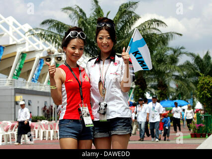 Deux fans de Formule 1 japonaise tenir un drapeau finlandais au circuit de Sepang, près de Kuala Lumpur, Malaisie, le samedi 07 avril 2007. Le Grand Prix de Formule 1 de Malaisie aura lieu à Sepang circuit le dimanche 08 avril 2007. Photo : GERO BRELOER Banque D'Images