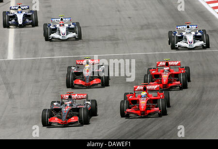 Pilote de Formule 1 espagnol Fernando (L'avant), Alonso de McLaren Mercedes prend le relais (R Brésilien Felipe Massa, avant) de la Scuderia Ferrari pendant le début de la Malaysian Grand Prix sur le circuit de Sepang près de Kuala Lumpur, Malaisie, dimanche 08 avril 2007. Photo : JENS BUETTNER Banque D'Images