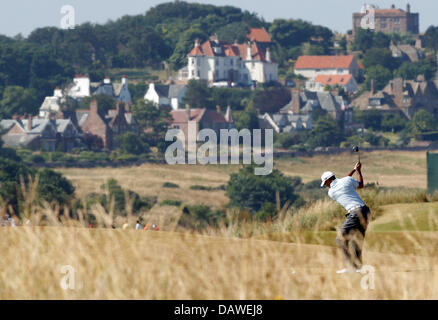 Muirfield, East Lothian, UK. 19 juillet, 2013. Tiger Woods usa l'Open Championship 2013, Muirfield, Ecosse Muirfield, East Lothian, Écosse le 19 juillet 2013 joue le 5 ème trou avec le Gullane dans la Distance © Allstar Photo Library/Alamy Live News Crédit : Allstar Photo Library/Alamy Live News Banque D'Images