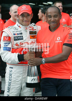 Pilote britannique de Formule 1 Lewis Hamilton (L) de l'équipe McLaren Mercedes F1 pose avec son père Anthony Hamilton (R) pendant le Grand Prix de Malaisie à Sepang Circuit près de Kuala Lumpur, Malaisie, dimanche 08 avril 2007. Hamilton fait la deuxième place. Photo : JENS BUETTNER Banque D'Images