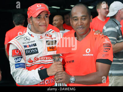 Pilote britannique de Formule 1 Lewis Hamilton (L) de l'équipe McLaren Mercedes F1 pose avec son père Anthony Hamilton (R) pendant le Grand Prix de Malaisie à Sepang Circuit près de Kuala Lumpur, Malaisie, dimanche 08 avril 2007. Hamilton fait la deuxième place. Photo : JENS BUETTNER Banque D'Images