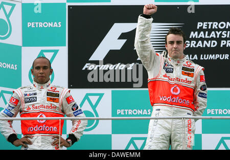 Pilote de Formule 1 espagnol Fernando Alonso (R) et de la Lewis Hamilton (L) les deux McLaren Mercedes F1 Team célébrer sur le podium durant le Grand Prix de Malaisie à Sepang Circuit près de Kuala Lumpur, Malaisie, dimanche 08 avril 2007. Photo : GERO BRELOER Banque D'Images