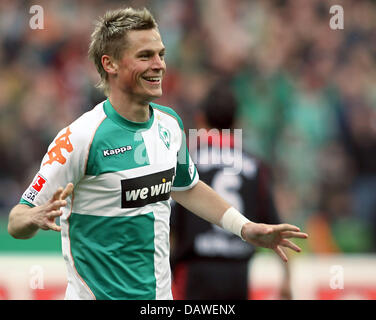 Le Werder Brême est un joueur Suédois Markus Rosenberg cheers après avoir marqué le 1-0 final au cours de la Bundesliga match à Weserstadium à Brême, Allemagne, dimanche 08 avril 2007. Photo : Carmen Jaspersen Banque D'Images