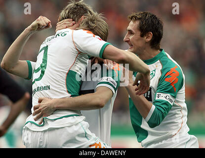 Le Werder Brême est un joueur Suédois Markus Rosenberg (L) cheers avec ses coéquipiers Aaron Hunt und Miroslav Klose (R) après avoir marqué le 1-0 final au cours de la Bundesliga match à Weserstadium à Brême, Allemagne, dimanche 08 avril 2007. Photo : Carmen Jaspersen Banque D'Images