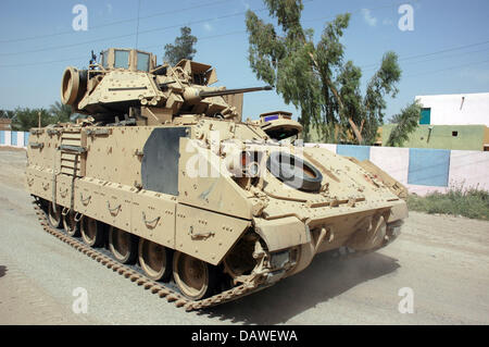 Soldats du 68e régiment du 1er Bataillon de blindés dans une patrouille M2 Bradley IFV (véhicule de combat d'infanterie) près de génie, l'Iraq, mai 2006. Photo : Carl Schulze Banque D'Images