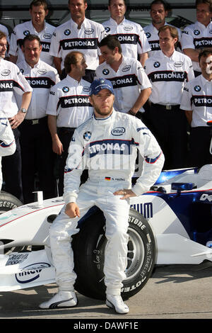 Pilote de Formule 1 Allemand Nick Heidfeld (BMW Sauber) avant de pose pendant une photo appel de son équipe de la circuit Sepang, près de Kuala Lumpur, Malaisie, le vendredi, 06 avril 2007. Photo : Jens Buettner Banque D'Images