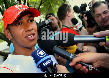 Pilote de Formule 1 britannique Lewis Hamilton de McLaren Mercedes donne une interview sur la photo au circuit Sepang, près de Kuala Lumpur, Malaisie, samedi, 07 avril 2007. Alonso a remporté le Grand Prix de Malaisie de Formule 1. Photo : Jens Buettner Banque D'Images