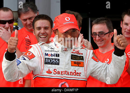 Pilote de Formule 1 britannique Lewis Hamilton McLaren Mercedes de pose avec l'équipe du circuit de Sepang, près de Kuala Lumpur, Malaisie, samedi, 07 avril 2007. Hamilton a terminé deuxième au 2007 Grand Prix de Malaisie de Formule 1. Photo : Jens Buettner Banque D'Images