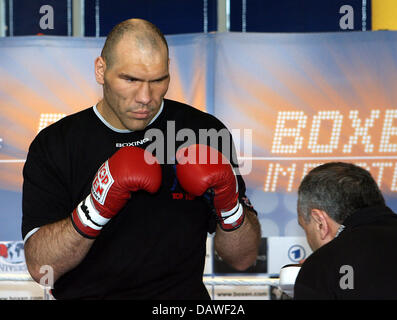 Boxeur Russe Nikolai Valuev pose au cours d'une formation pour la presse à Stuttgart, Allemagne, mardi, 10 avril 2007. Poids lourds WBA actuel détenteur du titre Valuev va défendre son titre contre l'Ouzbek Ruslan Chagaev challenger le 14 avril. Photo : Norbert Foersterling Banque D'Images